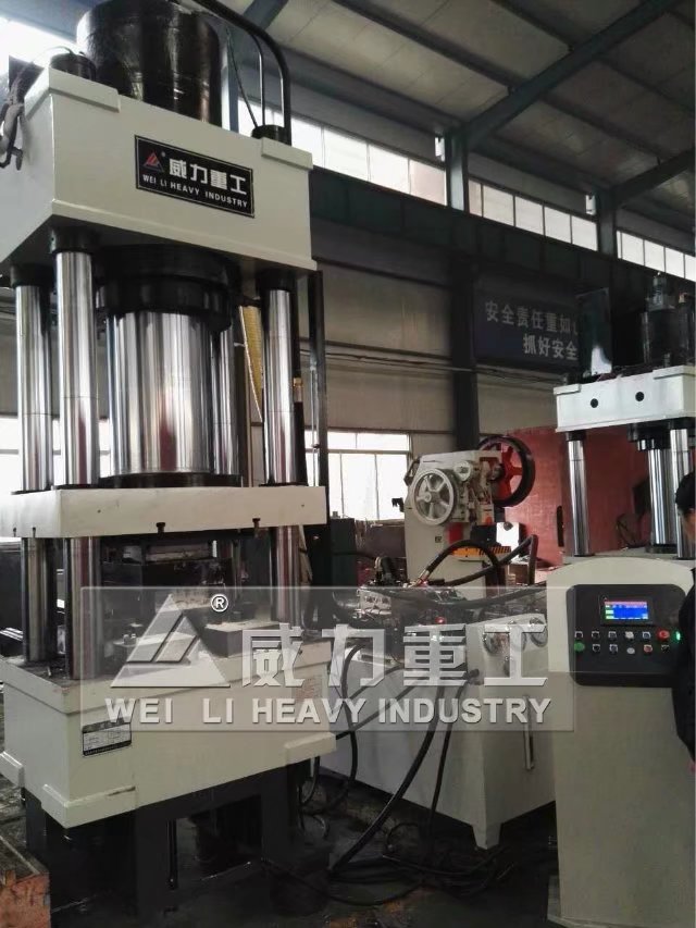 400噸四柱油壓機(jī)試壓現(xiàn)場(chǎng)